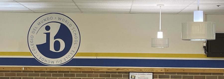 The IB diploma logo on the wall, it is a circle with ib on it.