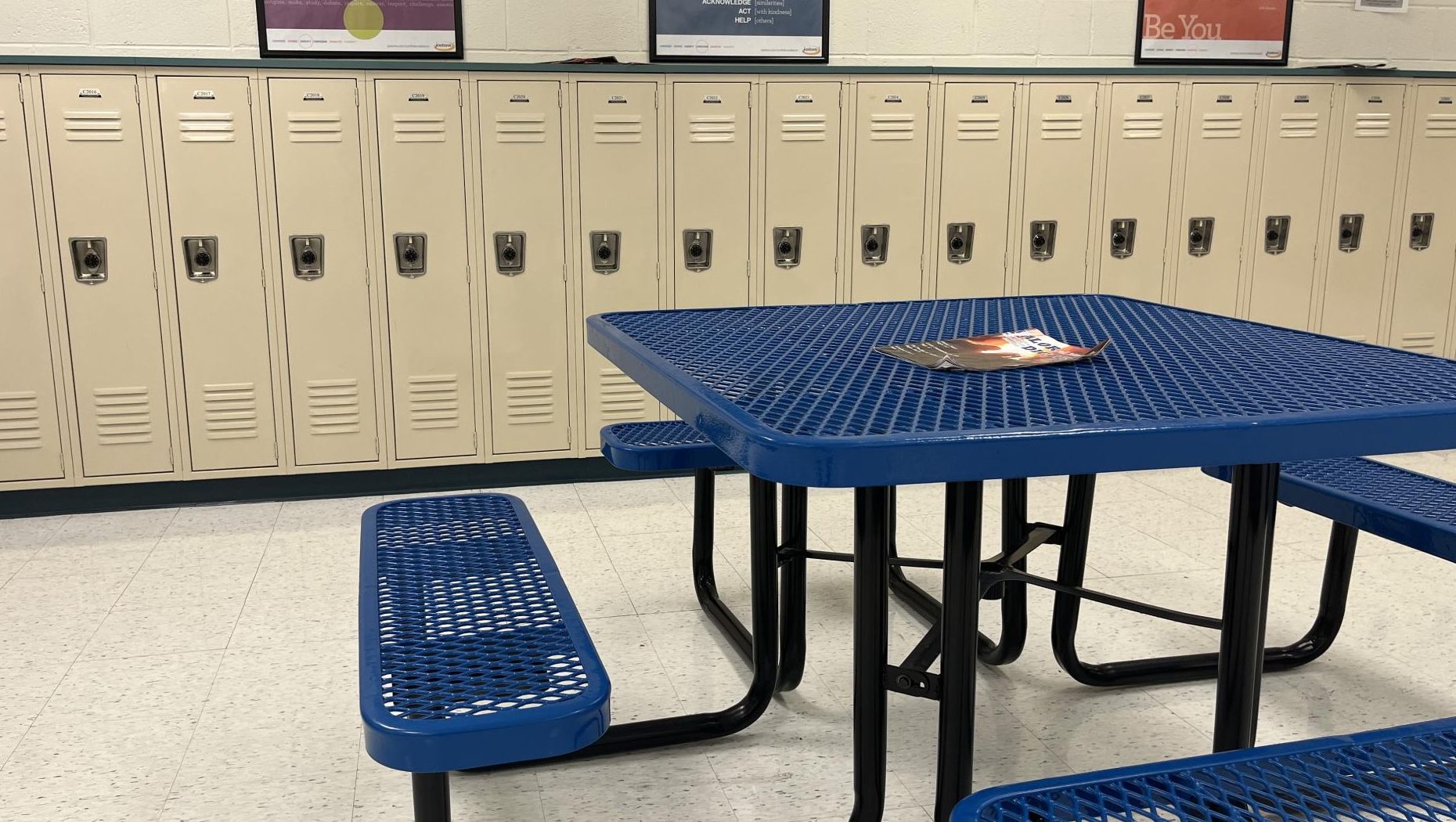 An empty table. Previously, students had much more time to interact and talk, sitting together in the tables. 